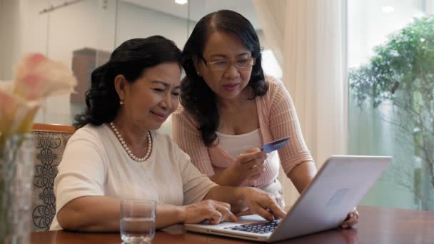 Atractiva Mujer Asiática Madura Ayudando Anciana Amiga Pagar Por Compra — Vídeos de Stock