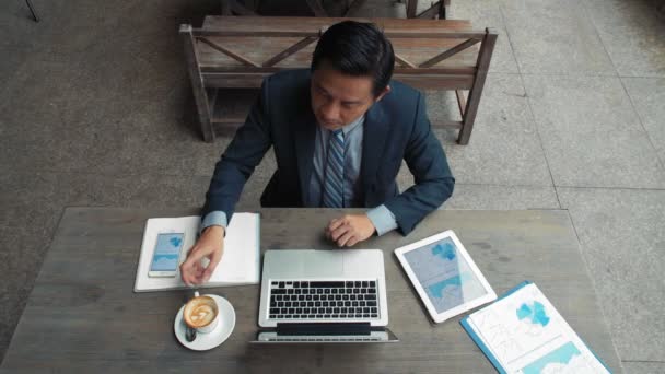 Hochwinkelaufnahme Eines Asiatischen Männlichen Unternehmers Mittleren Alters Der Cafétisch Sitzt — Stockvideo