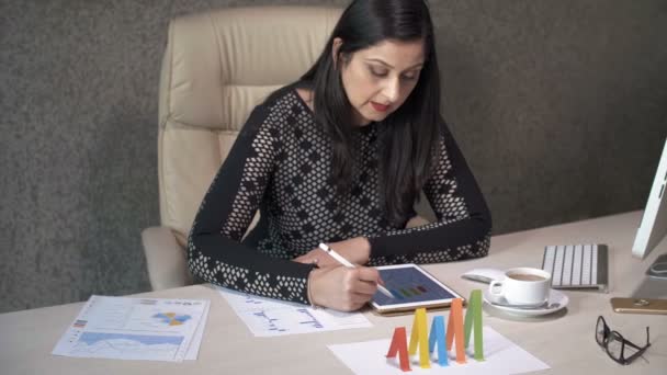 Plan Moyen Femme Indienne Âge Moyen Assis Sur Bureau Tenant — Video