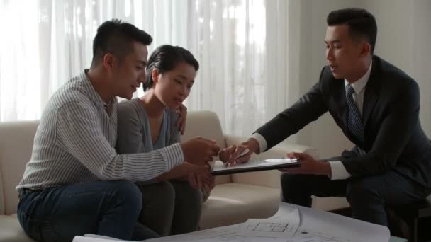 Молоде Подружжя Азії Підписує Угоду Консультантом Нерухомості Чоловіка Радісно Посміхається — стокове відео