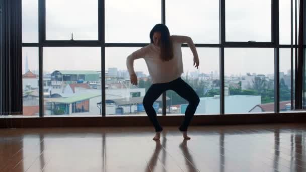 Joven Mujer Asiática Realizando Hermoso Movimiento Baile Mientras Entrena Sola — Vídeo de stock