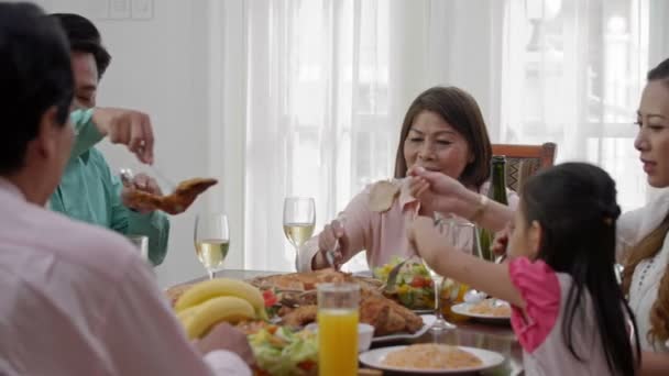 Medelhög Bild Medlemmar Asiatisk Familj Som Tar Kycklingkött Från Vanlig — Stockvideo