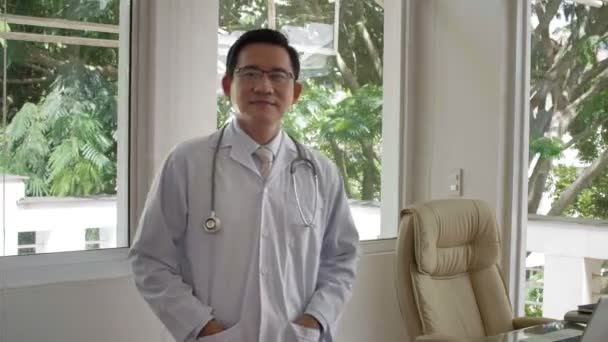 Profesionální Lékař Středního Věku Stojí Nemocniční Ordinaci Ukazuje Palec Nahoru — Stock video