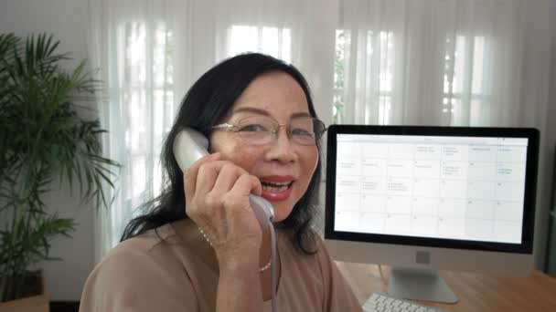 Mediana Disparo Mayor Mujer Asiática Teniendo Conversación Telefónica — Vídeos de Stock
