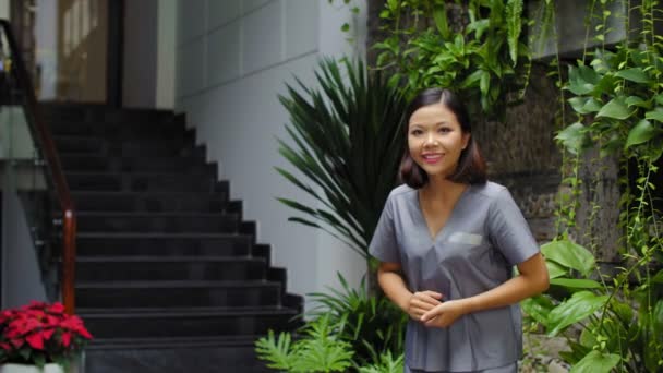 Medium Shot Van Aziatische Vrouw Uniform Uitnodigen Klanten Naar Spa — Stockvideo