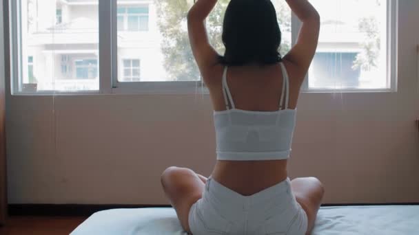 Vista Posteriore Giovane Donna Irriconoscibile Seduta Sul Letto Biancheria Intima — Video Stock