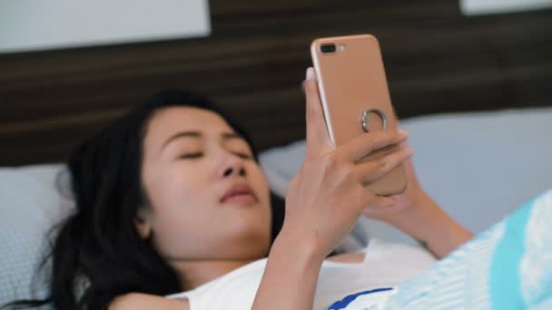 Junge Attraktive Asiatin Liegt Bett Gähnt Nach Dem Aufwachen Und — Stockvideo