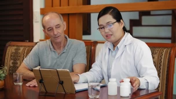Mittlere Aufnahme Einer Freundlichen Asiatischen Ärztin Labormantel Und Brille Die — Stockvideo
