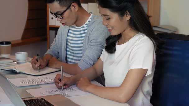 Genç Güzel Asyalı Bayan Ofis Çalışanı Erkek Arkadaşıyla Çizelgeleri Çiziyor — Stok video