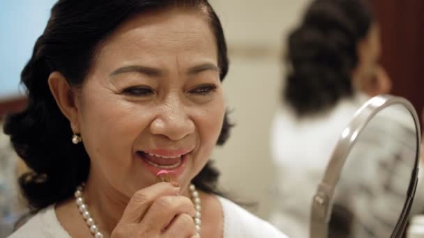 Elegantní Asiatka Důchodu Perlovým Náhrdelníkem Rtěnce Dívá Sebe Zrcadla Vesele — Stock video
