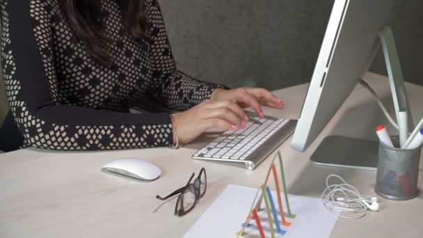 Tiro Medio Manos Femeninas Escribiendo Teclado Inalámbrico — Vídeo de stock