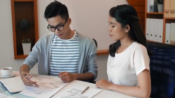 Joven Asiático Trabajador Cuello Blanco Discutiendo Nuevo Proyecto Con Joven — Vídeos de Stock