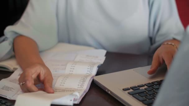 Tilt Shot Young Asian Businesswoman Calculating Bar Expenses Laptop While — Vídeo de stock