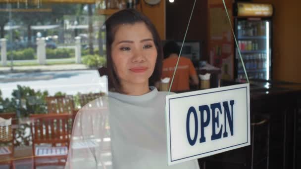 Asyalı Kadın Bar Sahibi Barın Penceresinde Tabelayı Tersten Kapatıyor Trafiğe — Stok video