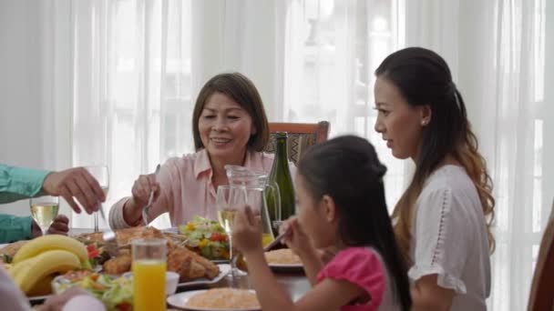 Medio Tiro Hombre Asiático Vieja Mujer Asiática Tomando Carne Con — Vídeos de Stock