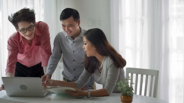 Mellombilde Tre Asiatiske Kolleger Som Ser Skjerm Papir Diskuterer Fremtidige – stockvideo