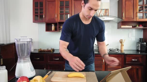 Mittlere Aufnahme Von Mann Beim Kochen Von Obstteller Und Beim — Stockvideo