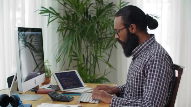 Scatto Medio Uomo Indiano Con Barba Seduta Tavolo Lavoro Digitando — Video Stock