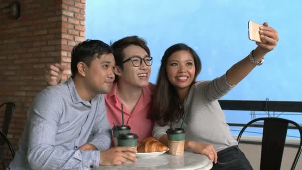 Plan Moyen Trois Amis Assis Table Restaurant Faisant Selfie Téléphone — Video