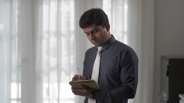 Μέτριο Πλάνο Του Ινδού Επιχειρηματία Που Στέκεται Στο Γραφείο Tablet — Αρχείο Βίντεο