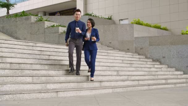 Широкий Знімок Колег Чоловічому Жіночому Бізнесу Йдуть Разом Сходах Тримаючи — стокове відео