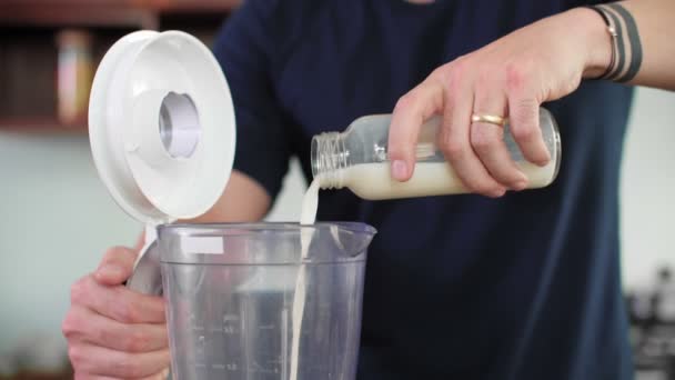 Κοντινό Πλάνο Του Ανθρώπου Χέρια Ρίχνει Γάλα Στο Μπλέντερ Και — Αρχείο Βίντεο
