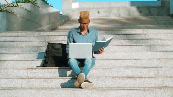 Foto Seorang Pemuda India Duduk Tangga Dengan Laptop Berlutut Melihat — Stok Video