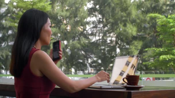 Kafe Dizüstü Bilgisayarda Çalışan Asyalı Kadınının Kilit Altına Alınması Sonra — Stok video