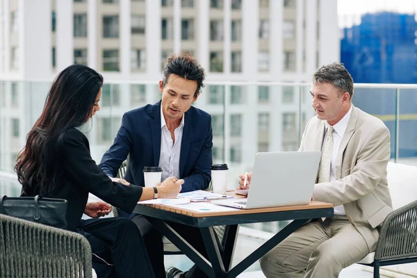 Grupo Multi Étnico Empresários Que Reúnem Mesa Café Telhado Discutindo — Fotografia de Stock