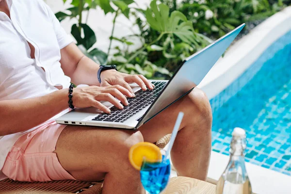 Imagem Close Empresário Trabalhando Laptop Quando Sentado Beira Piscina Desfrutando — Fotografia de Stock