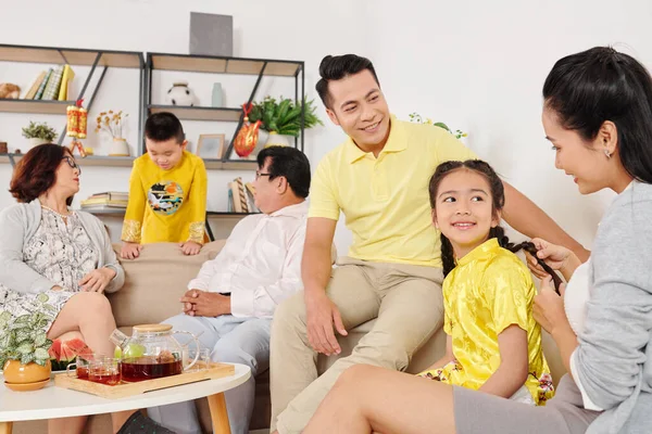 Kleine Kinderen Gesprek Met Ouders Grootouders Tijdens Familiebijeenkomst Thuis — Stockfoto