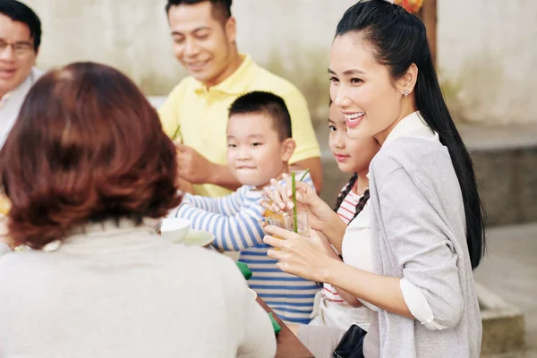 Happy Beautiful Young Asian Woman Drinking Juice Talking Family Members — Stock Photo, Image