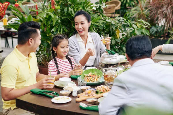 Vietnamesisches Paar Feiert Mondneujahr Mit Tochter Und Eltern — Stockfoto