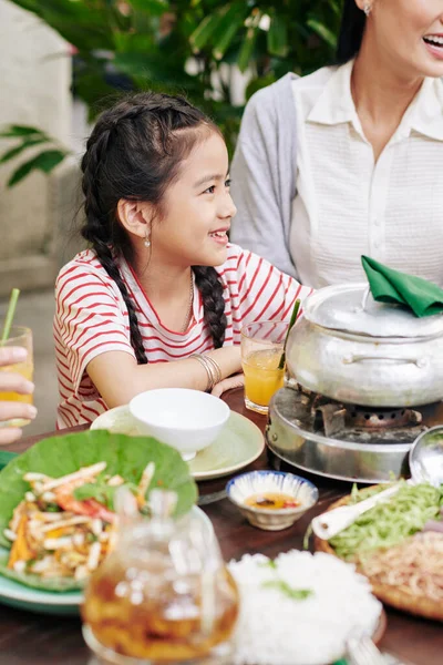 Menina Bonita Feliz Sentada Mesa Jantar Com Família Ouvir História — Fotografia de Stock