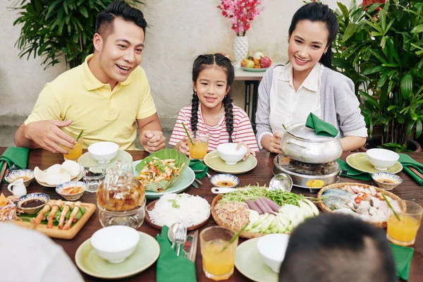 幸せな両親と子供たちは夕食を食べて家族のお祝いで話す — ストック写真