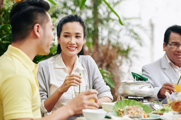 Güzel Genç Asyalı Kadın Aile Yemeğinde Kocasıyla Konuşuyor — Stok fotoğraf