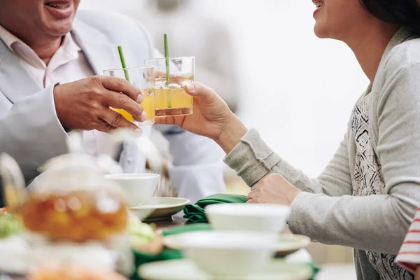 Abgeschnittenes Bild Von Verheirateten Senioren Die Mit Gläsern Saft Oder — Stockfoto