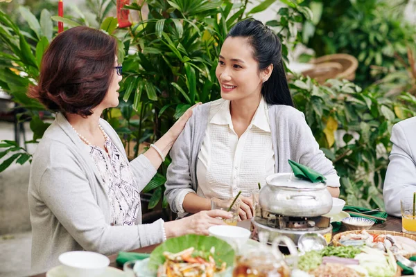 Senior Kvinna Pratar Med Vuxen Dotter Familjemiddag — Stockfoto