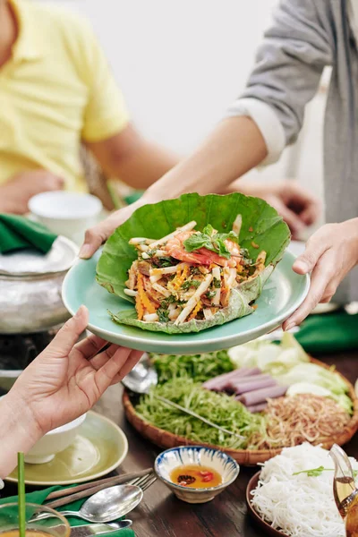 Aile Kutlamasında Misafirlere Dekore Edilmiş Deniz Ürünleri Salatası Veren Bir — Stok fotoğraf