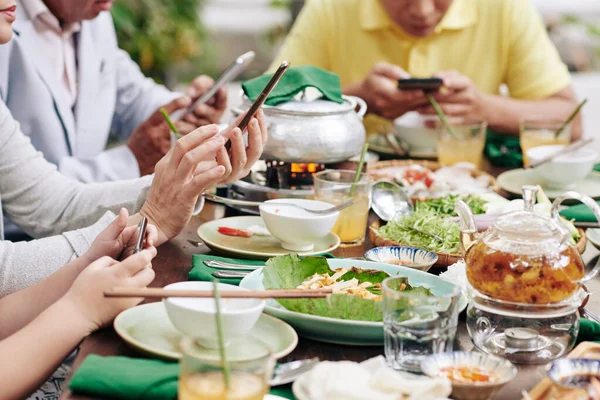 Imagem Recortada Membros Família Usando Mídias Sociais Smartphones Jantar Família — Fotografia de Stock