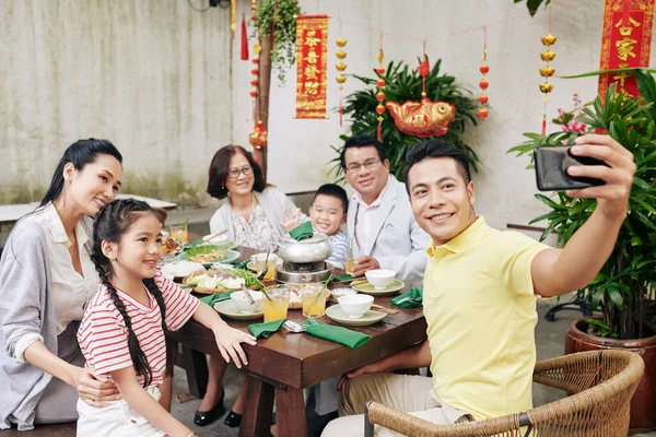 Gelukkige Vietnamese Man Van Middelbare Leeftijd Neemt Selfie Met Zijn — Stockfoto