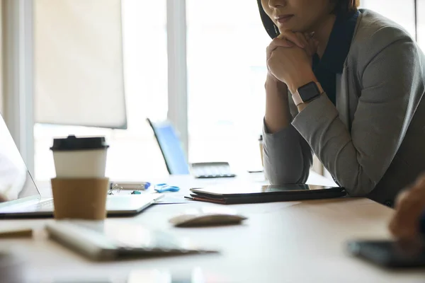 Cropped Image Pensive Elegant Businesswoman Sitting Office Desk Reading Information — Stock Photo, Image