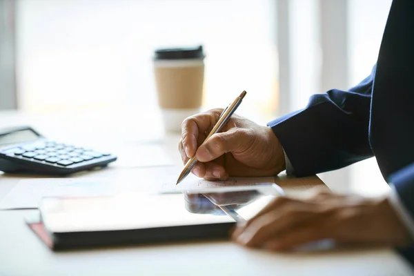 Close Beeld Van Zakenman Met Pen Hand Wijzen Naar Lijn — Stockfoto