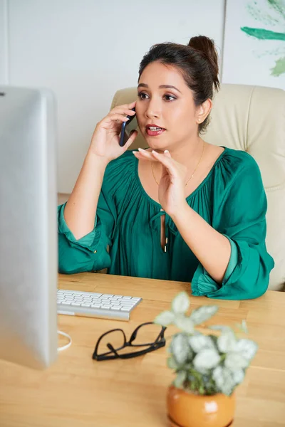 Porträt Einer Hübschen Geschäftsfrau Die Aktiv Gestikuliert Wenn Sie Mit — Stockfoto