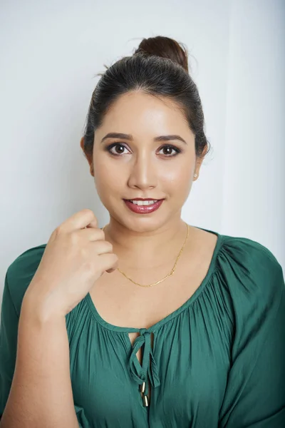 Retrato Mujer Asiática Atractiva Sonriente Blusa Verde Esmeralda Tocando Collar —  Fotos de Stock