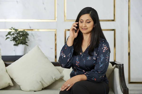 Retrato Una Hermosa Mujer Negocios India Elegante Sentada Sofá Hablando —  Fotos de Stock