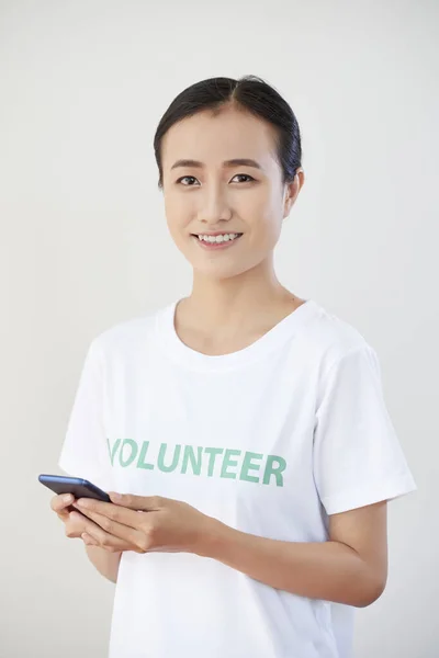 Bastante Sonriente Joven Voluntario Mensajes Texto Amigos Invitándolos Participar Próximo — Foto de Stock