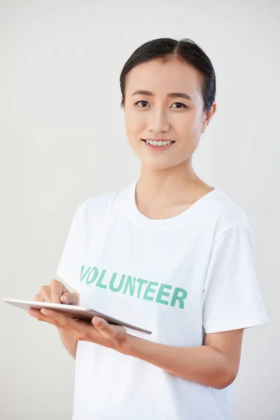 Feliz Sonriente Joven Miembro Organización Voluntarios Llenando Documento Cuestionario Tableta — Foto de Stock
