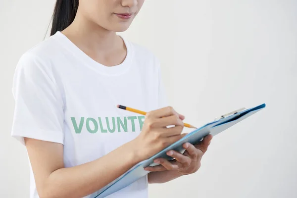 Imagen Recortada Mujer Joven Camisa Voluntaria Llenando Documentos Organizar Evento — Foto de Stock