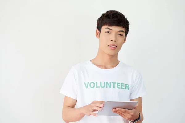 Portret Van Een Knappe Jonge Vrijwilliger Met Tabletcomputer Handen Geïsoleerd — Stockfoto